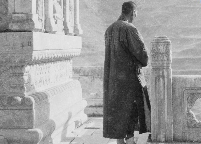1925年，不听高僧源西劝阻的演空，毅然在峨眉禁地三霄洞开辟禅院。然而，庙宇尚未