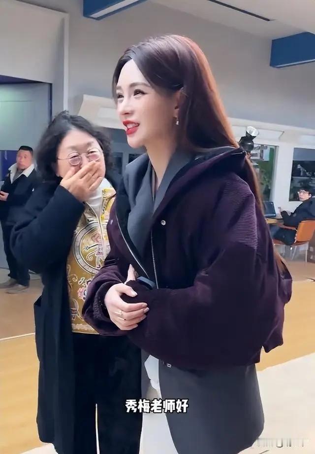 沈梦辰帮婆婆追星殷秀梅！63岁歌迷含泪高歌，这场跨越40年的圆梦感动全网近日