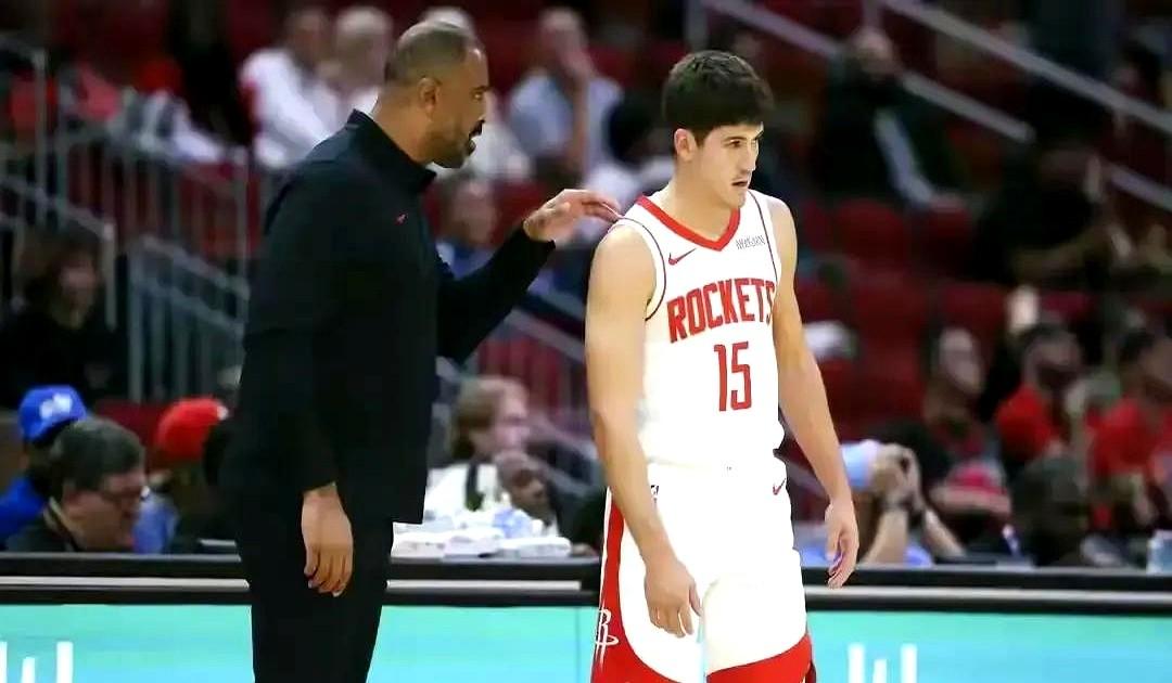 乌度卡连夜拉助教开小会，议题只有一个。这小伙子刚用两记三分把卫冕冠军打懵，28