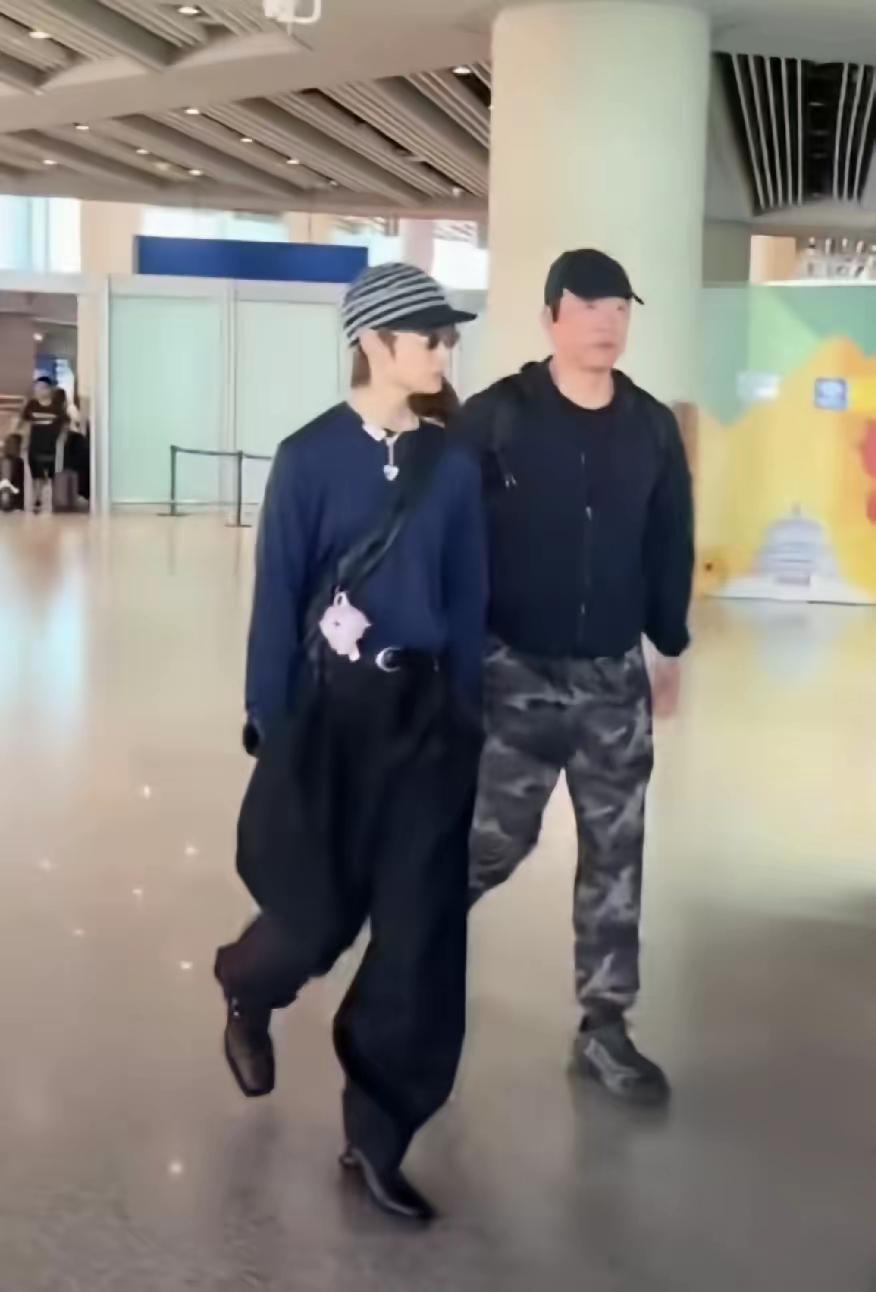 李宇春现在的穿着打扮简直跟男孩子没什么区别了，妥妥的帅哥一枚！感觉李宇春很适