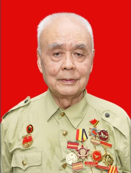 1952年，美军猛攻上甘岭阵地。16岁的小战士唐章洪突然尿急，他就对着迫击炮尿了