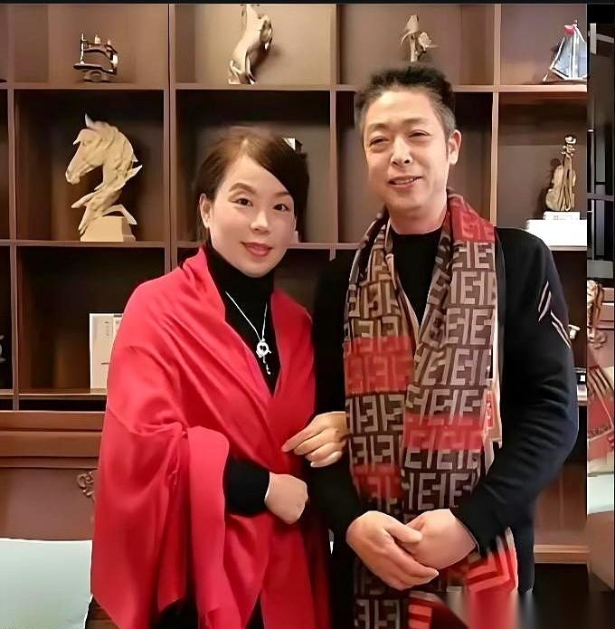 许敏身上最邪门的一件事，就是她那群黑粉，全网都喊他们“报喜鸟”。只要他们一出来