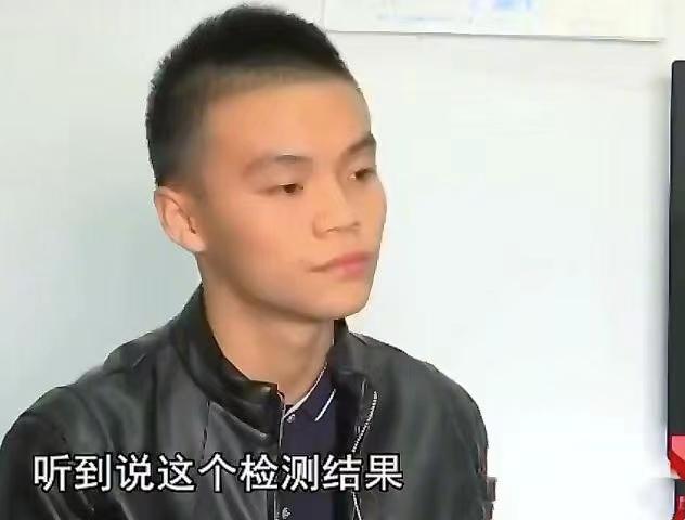 2015年，四川小伙报名参军，体检后就回家休息了，突然听到了敲门声，开门一看是两