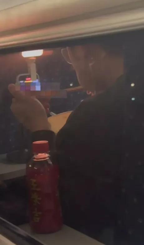 现在网红这个词,更像是在形容妖魔鬼怪!又在高铁上作妖?这回是个吃播网红,被同