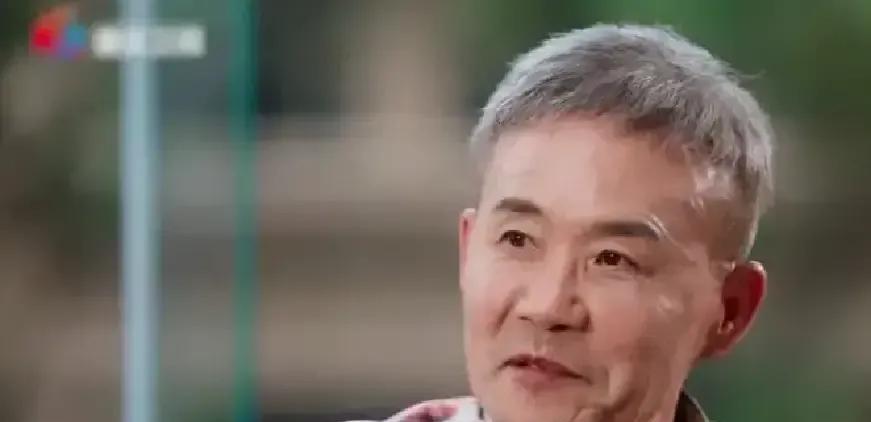 别猜她靠什么拿下王石了。田朴珺新书把底牌全亮了。不是浪漫滑雪定情。十二年前