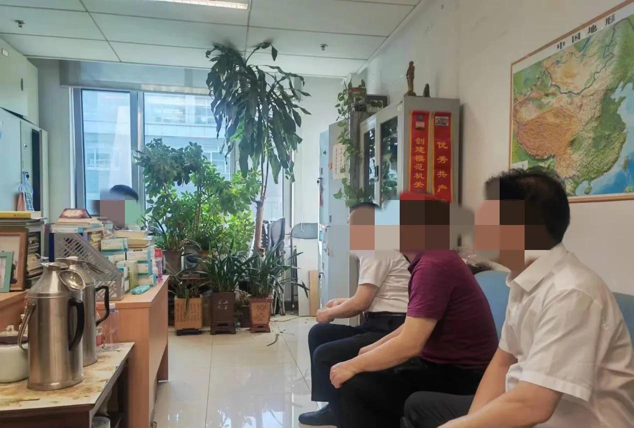 体制内办公室大小严格按照级别大小设置。就像照片中这间办公室一样，如果不说，许多人