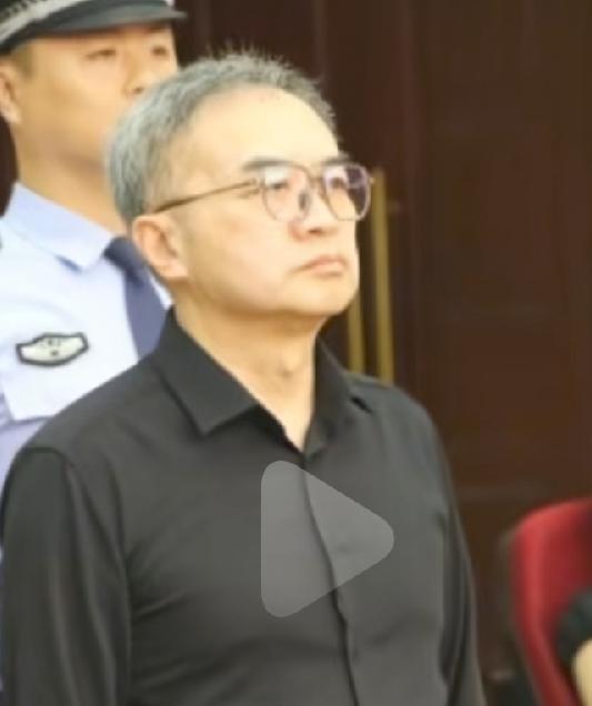 南京人大主任龙翔2.61亿死缓。今年63岁，2年缓刑期，即使再减刑至少15年，
