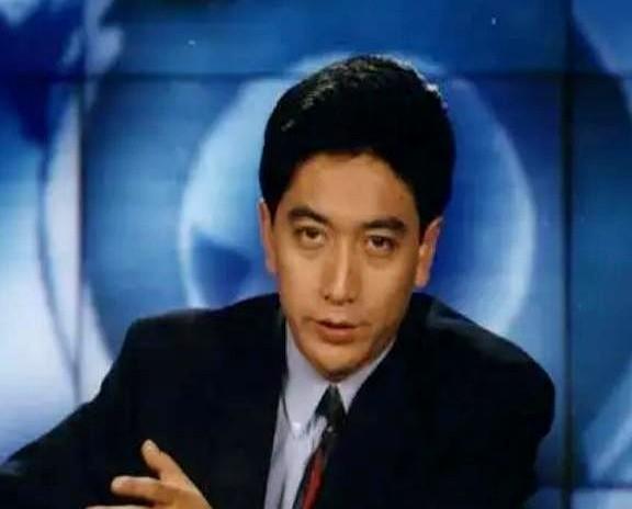 2007年水均益的妻子意外瘫痪，他毫不犹豫地提出了离婚，女儿哭着恳求父亲：“爸爸