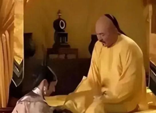 乾隆三十年，乾隆醒来，对一个宫女说，“你来伺候朕冲龙沟。”宫女听完开心不已，赶紧