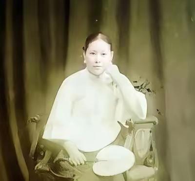 1925年末，孙传芳下令处决被俘的施从滨，手下劝说：“我们打内战，对待俘虏不宜杀