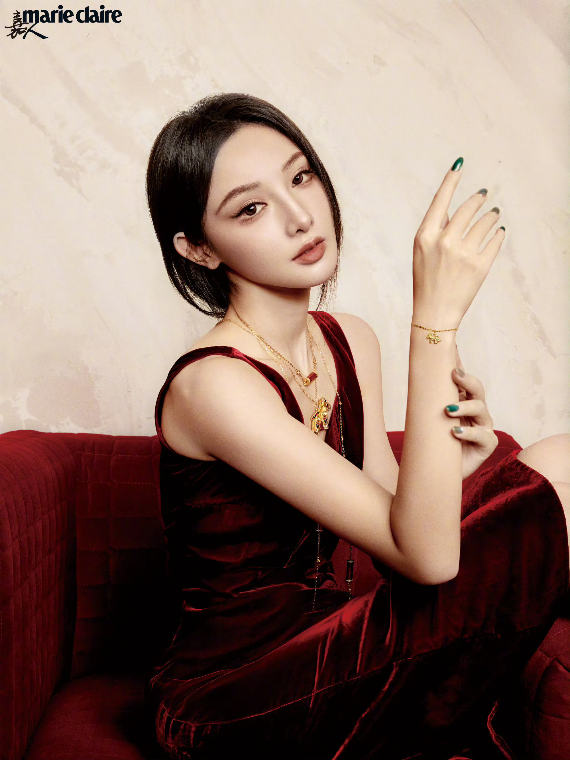 彭小苒被外界称为“把欲望写在人生剧本里”的彭小苒信奉人生从来不是一马平川，更