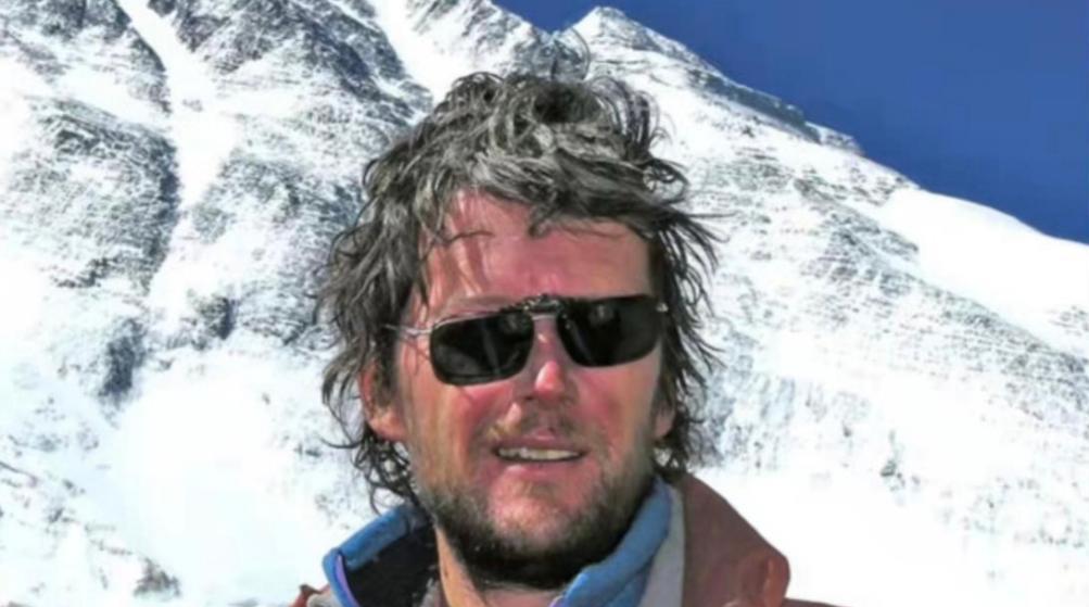 2006年，51岁的林肯霍尔成功登顶珠峰，却在下山途中停止呼吸，众人只能丢下他离