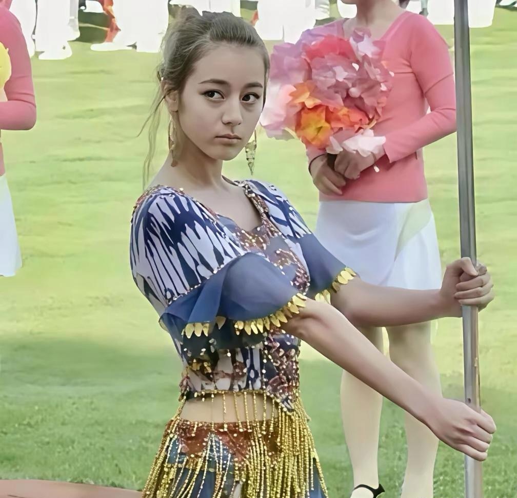 17岁时的热巴，原来读的是民族教育学院，五官太优越了​​​