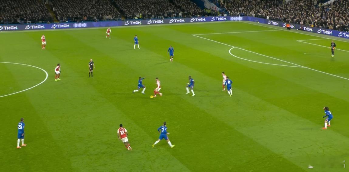 切尔西1比1阿森纳天空体育台总结了凯塞多加盟切尔西之后的铲球和犯规数据，他仅仅