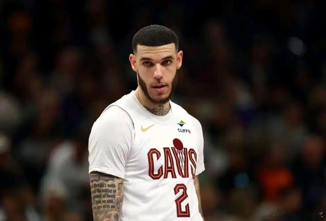 朗佐-鲍尔不服啊骑士搭上两个次轮签，将鲍尔送往爵士，又被爵士裁掉。鲍尔目前是自由