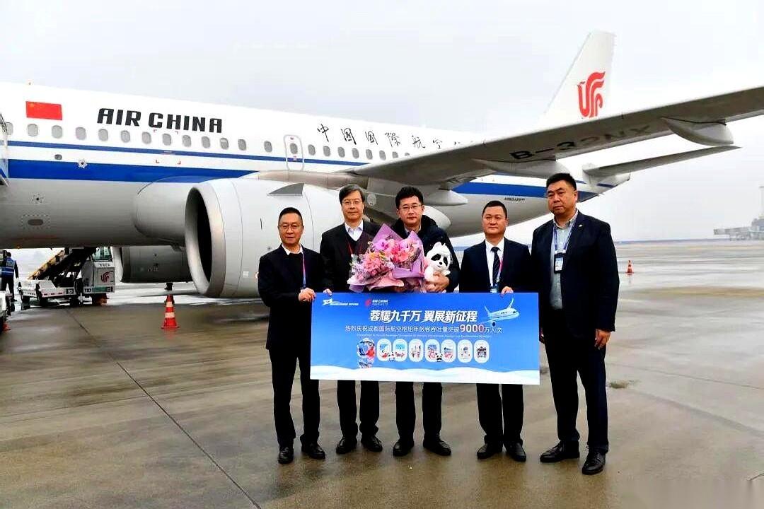 CA4182，从北京飞来，稳稳降落在双流。时间，定格在2025年最后一天。成