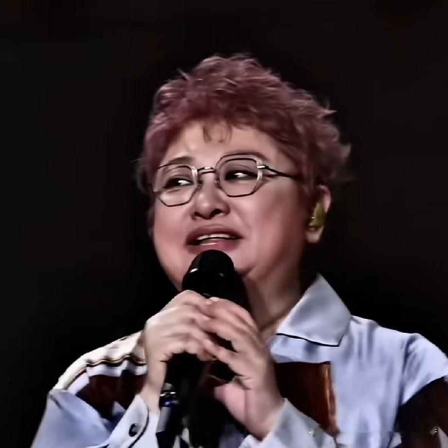 这是韩红在公众场合的两段演讲，一次在演唱会上对歌迷说:“自从韩红基金会成立以来，