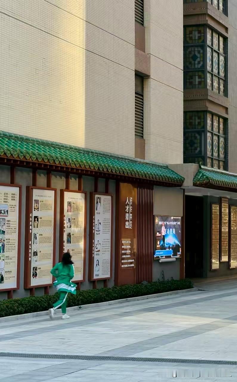 当了十几年妈妈才悟到，最好的母爱从来不是“全能包办”，而是不唠叨、肯放手、藏着温