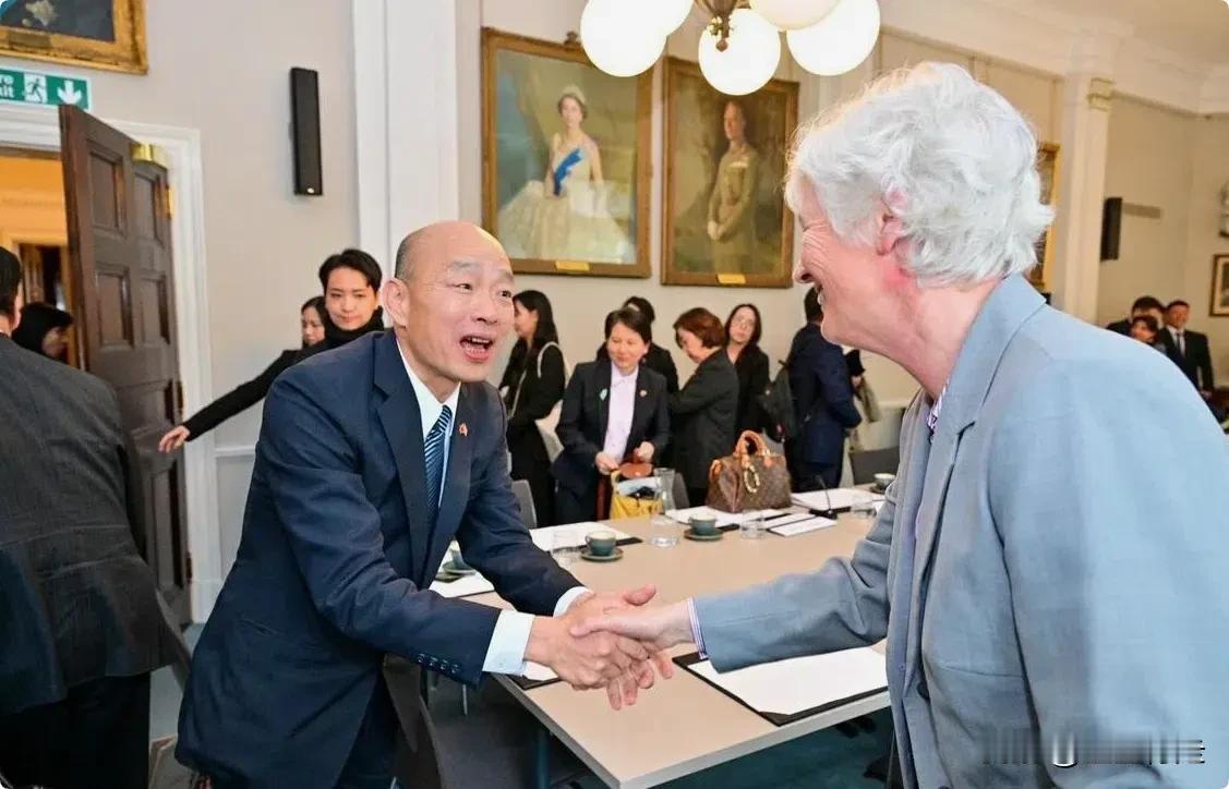 17日，韩国瑜会见英国议员，并表示希望议员们能在国际上支持台湾，让台湾走向世界。