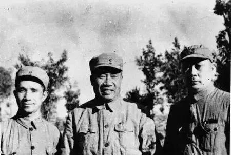 1948年，陈毅、粟裕护送朱老总途经敌占区，偶遇200多名敌人，朱老总淡定地道：