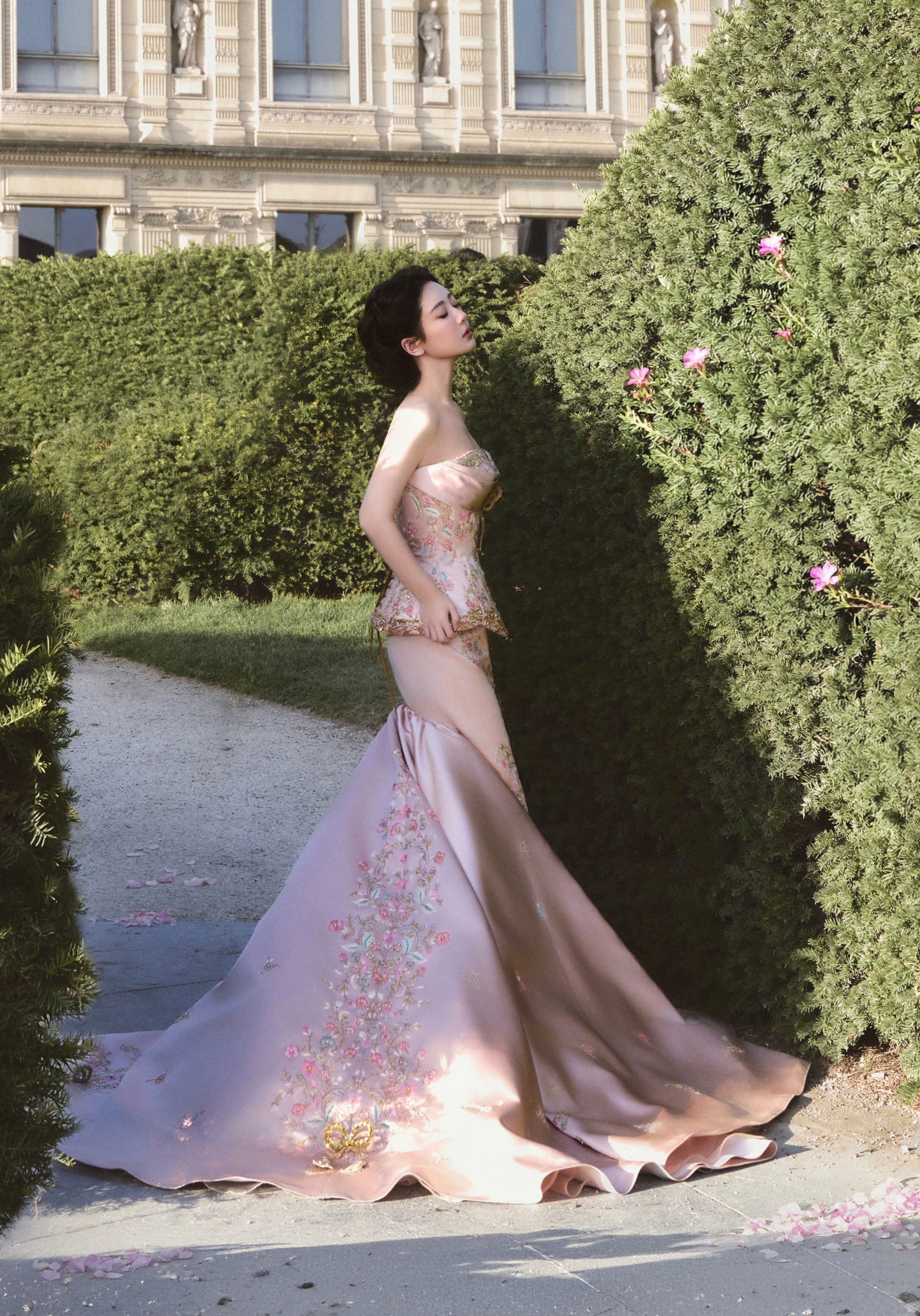 杨紫. 粉缎藏繁花，金扣缀温柔杨紫女神级别的杨紫明媚的水蜜桃