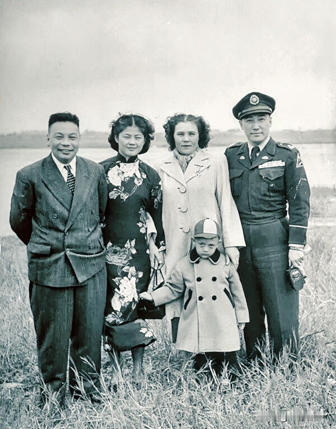 这便是蒋经国夫妇和蒋纬国夫妇的真实模样，绝非演员所扮演的角色！这张老照片摄于上世