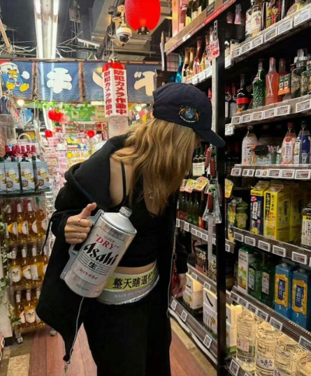 Lisa知道腰间那一行字的意思吗🤔