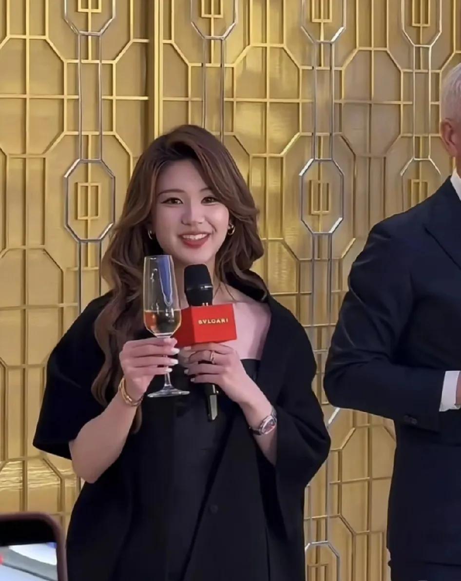 看到近日的赵露思，像换了一个人，真的变成熟了，感觉她给自己上了一层厚厚的保护色。