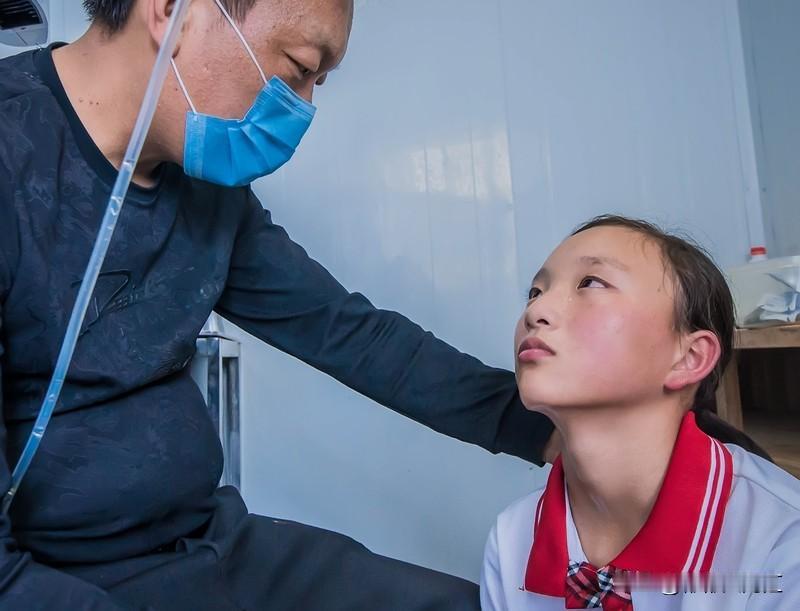 一觉醒来嘴角歪斜可太吓人了，这背后原因还挺多。可能是急性脑血管疾病，像脑梗塞、脑