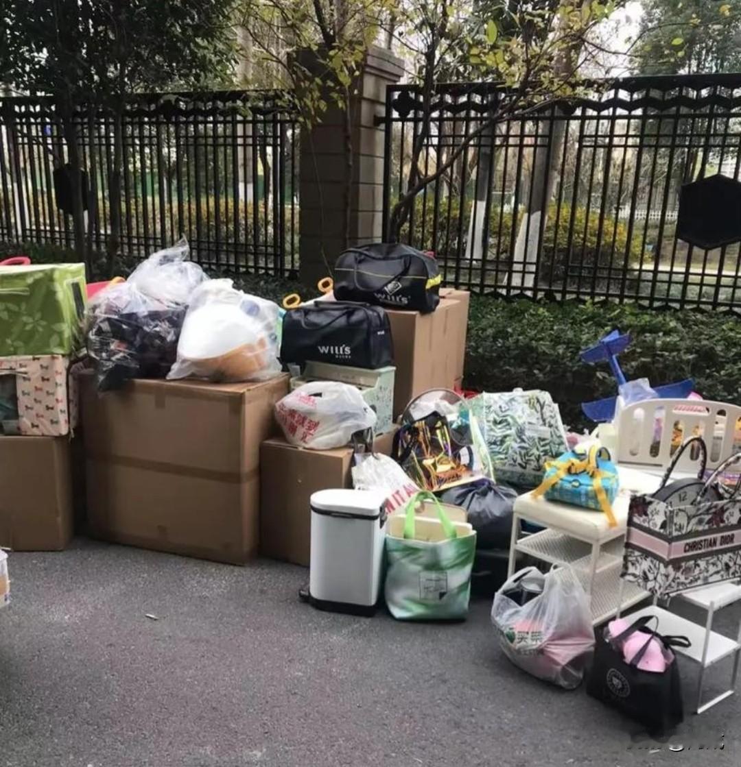 同事跟我说搬家的事，挺好笑的。她说上次搬家，两口子本来合计得明明白白：自己打