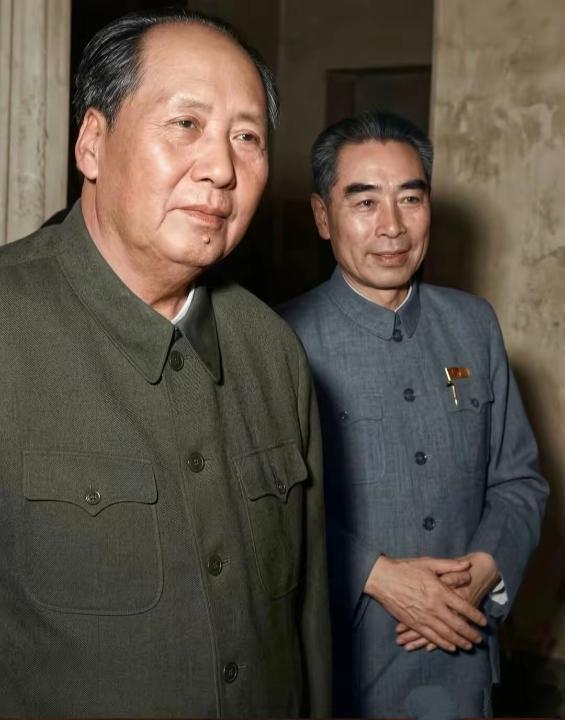 周总理与毛主席的友情他们两个互相帮助，互相理解，每逢关键时刻都会坚定的站