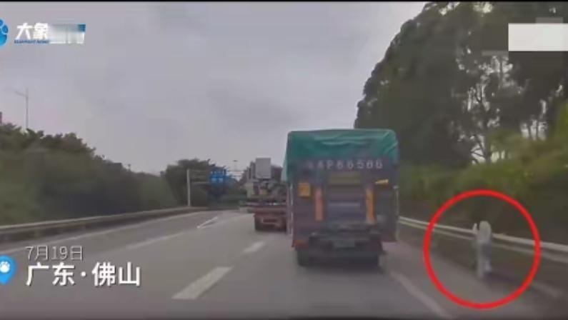 佛山一车主高速口认出走失女童，曾见业主群寻人启事将其送警7月19日，广东佛山