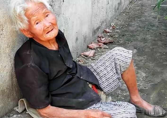 八十岁老人寄住女儿家处处受限，无奈独自回村独居，日子过得万般艰难。村里这位