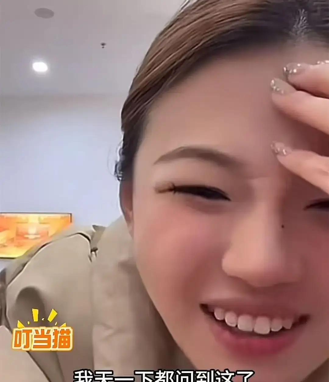 直播间黑屏10分钟，女主播再亮屏时，眼睛是红的。不是设备故障，而是“榜一大哥”