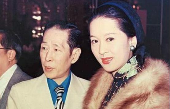 他的儿子邓兆尊也是个人才，受老爸影响，一头扎进粤剧圈，还给自己起了个艺名“新马师