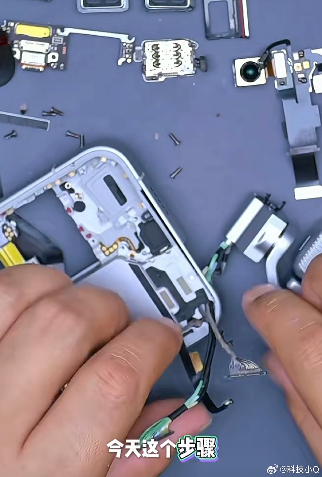 真牛👍维修工程师把荣耀RobotPhone拆了个“稀巴烂”近乎暴力式的维修尤其是云台我以为肯定会把