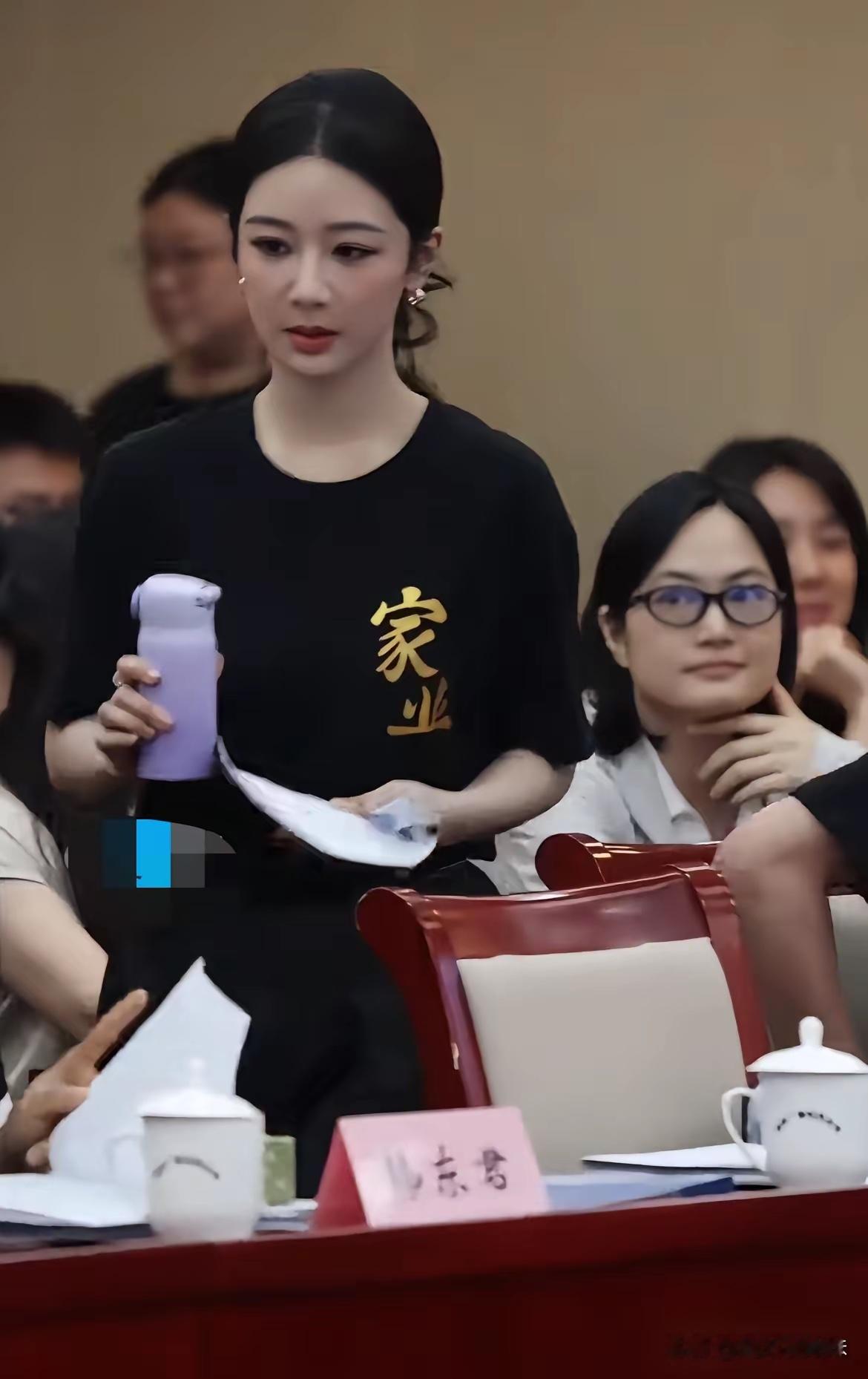 杨紫刚拍完就过来了！妆容和发型都没拆，紫好忙啊！她刚坐下就有点紧张😓，毕竟没参