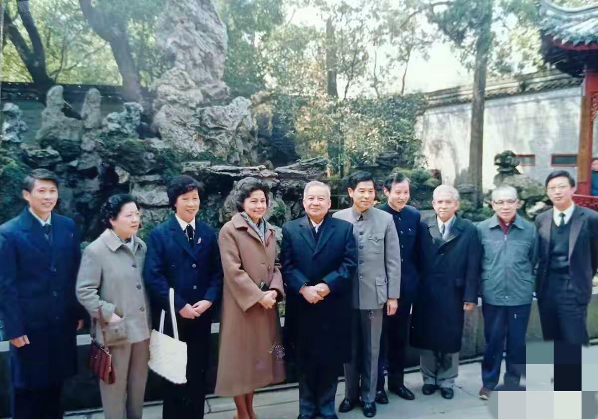 有没有发现莫尼列太后很显老。莫尼列太后跟西哈努克国王站在一起，根本看不出年纪差