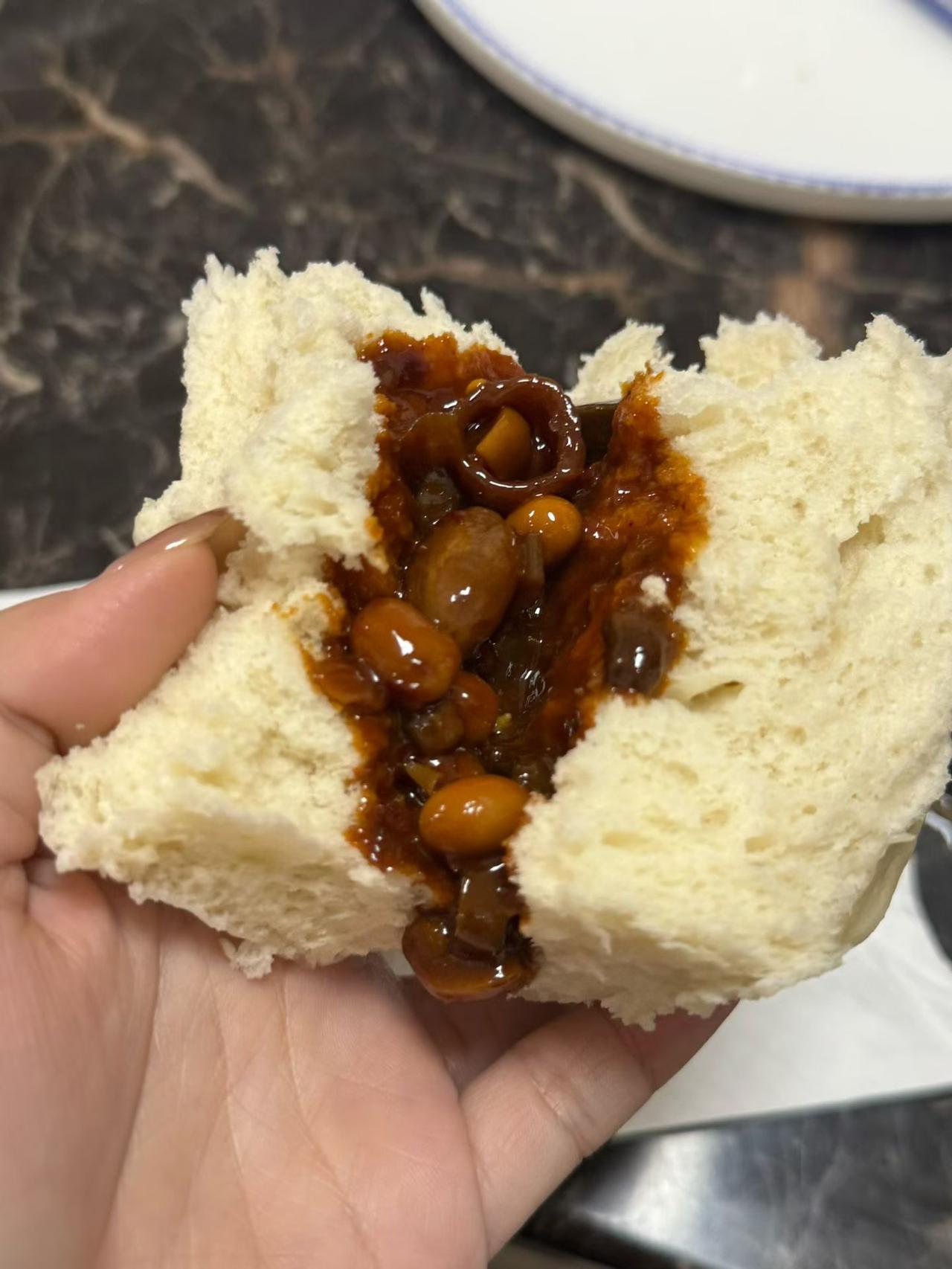 刚出锅的蒸馍暄腾腾、热乎乎，用手一掰，麦香直接往鼻子里钻。挖两勺自家晒的酱豆，油