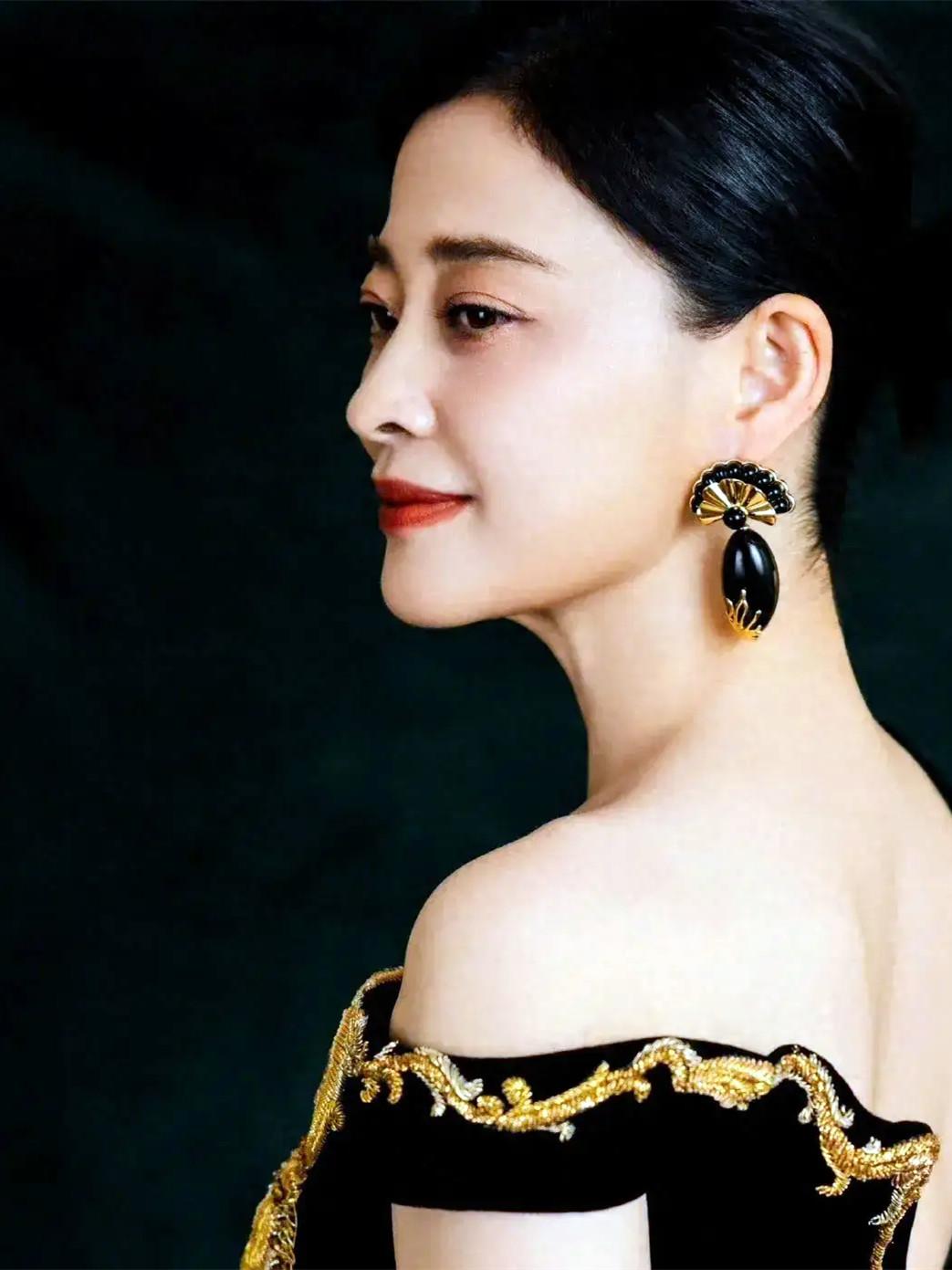 50岁二婚幸福的梅婷，给所有女人提了个醒，嫁人不能只看钱，看脸，不看人品，不