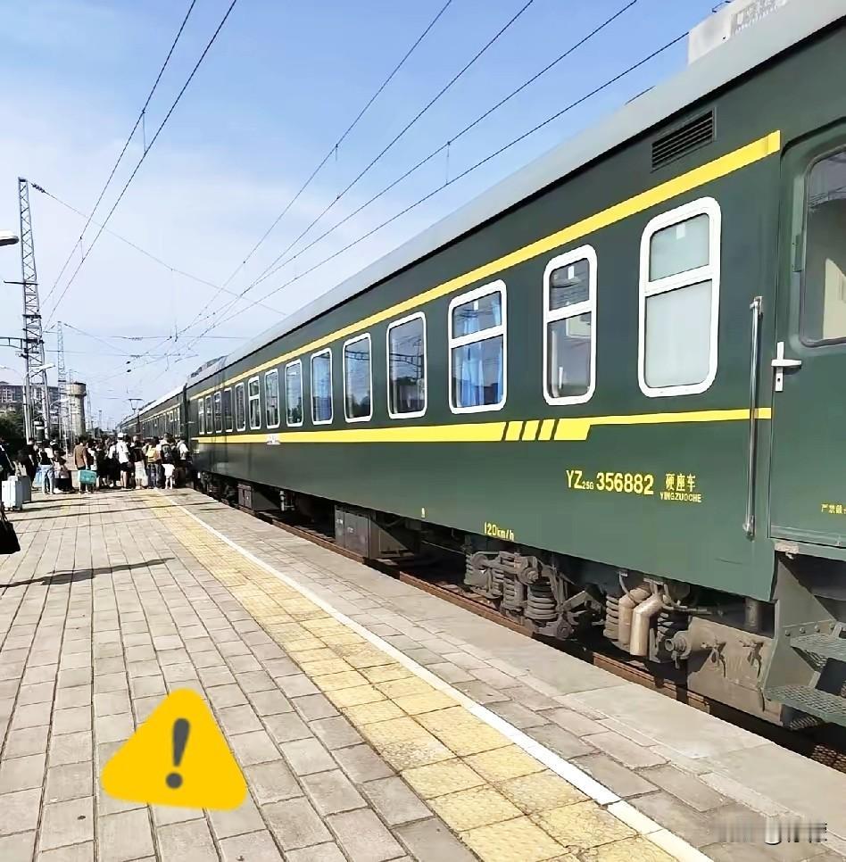 今年我和老公琢磨着坐绿皮火车回家过年，仔细算了笔账：坐高铁8个小时就能到，两