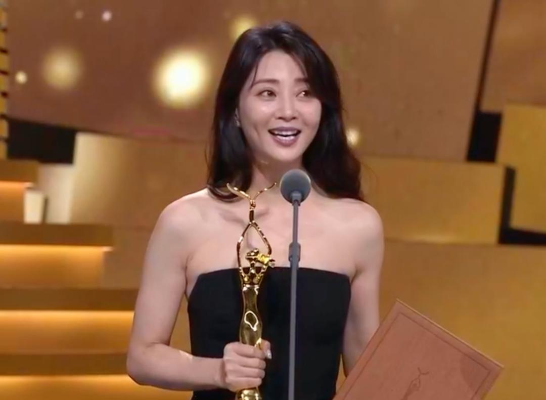 在拍《人世间》时，暂定殷桃饰演郑娟，但导演李路总觉得她年纪太大了，有点拿不定主意