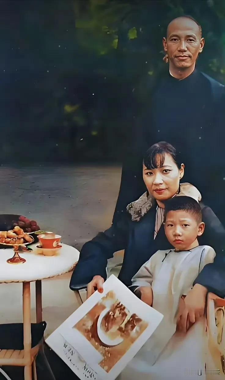 1926年的上海，风云变幻，蒋介石和宋美龄那时还只是普通朋友，却已暗生情愫。照