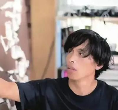 1999年，一名23岁的小伙结婚了。新婚之夜，他却对妻子说：“我有大事做，希望你