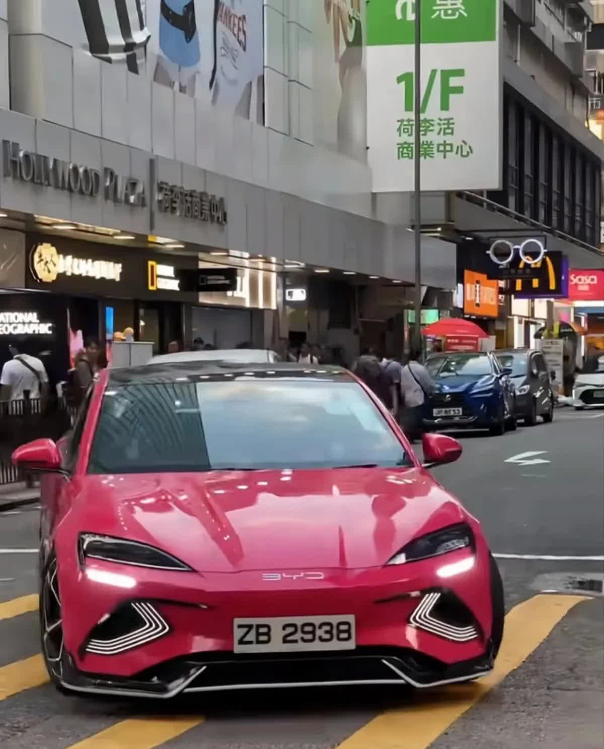 奉劝大家一句：千万不要被“国产车低端”的标签骗了！香港人买比亚迪