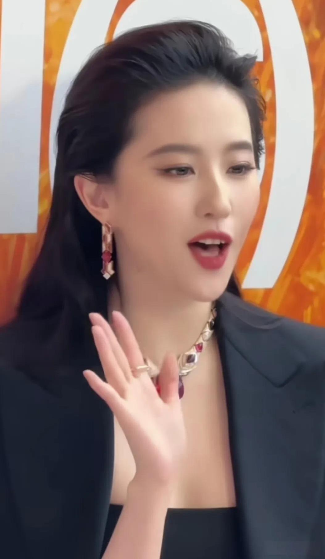 李亦非美貌抢镜！她参加宝格丽活动，脖子上戴的大珠宝，依旧抢不到她美貌一点风头。