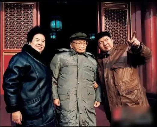 时间来到2002年初，毛主席次子毛岸青一家在广州叶剑英陵园合影。轮椅上两位老人