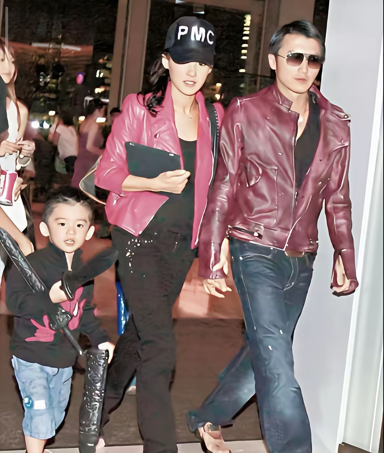 早期谢霆锋张柏芝机场秀，出门都是十指相扣，甜蜜时尚。