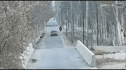 小汽车表示，我是无辜的，不是我要撞摩托车，是它自己撞过来的。摩托车表示，我是无辜