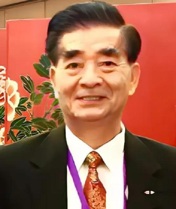 你敢信吗？一个被美国安插在中国潜伏了多年的间谍头子，居然是个天天笑眯眯、热心肠到